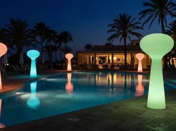 Otel havuz başında gece yanan ışıklı dekor lambaları