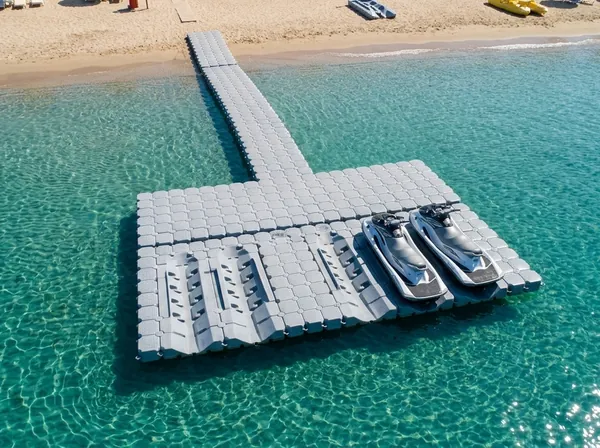 Plajda jet ski iskelesi, yüzer ponton platformu