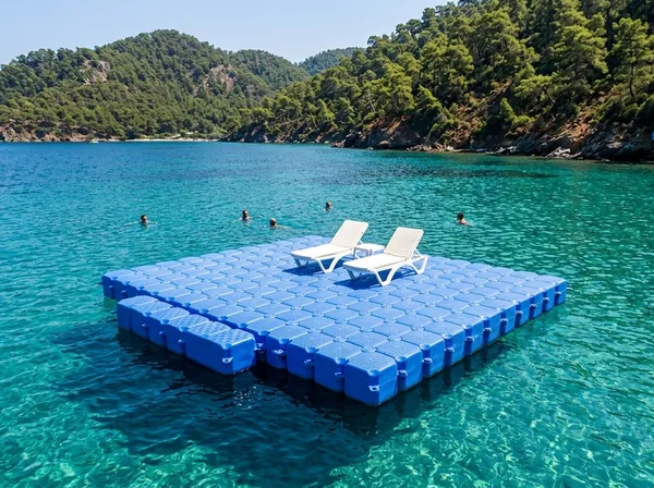 Koyda demirli mavi yüzer platform, şezlonglu yüzme iskelesi