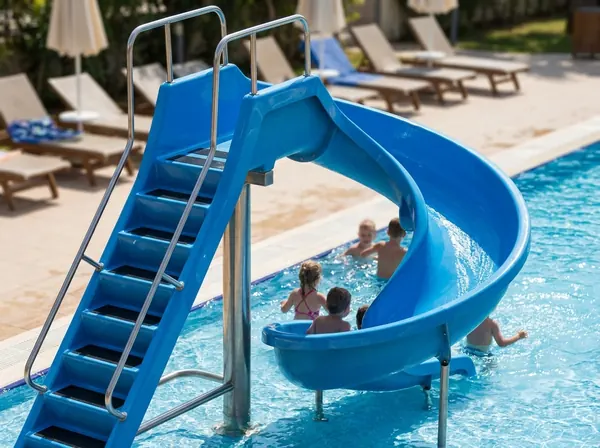 Otel çocuk havuzunda dönerli su kaydırağı