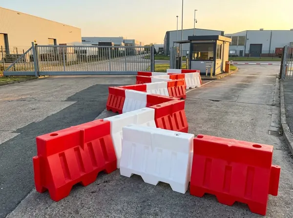 Güvenlik kontrol noktasında yüksek yol bariyerleri