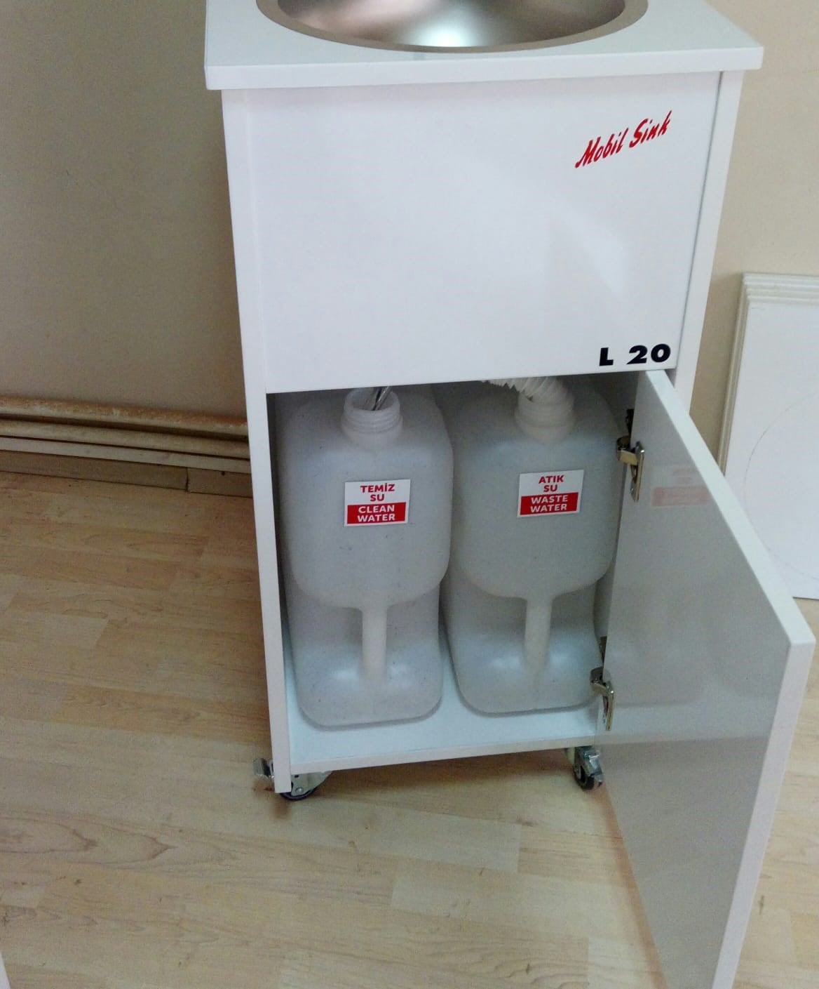 UNI-101 mobil lavabo dolabı açık, su bidonları