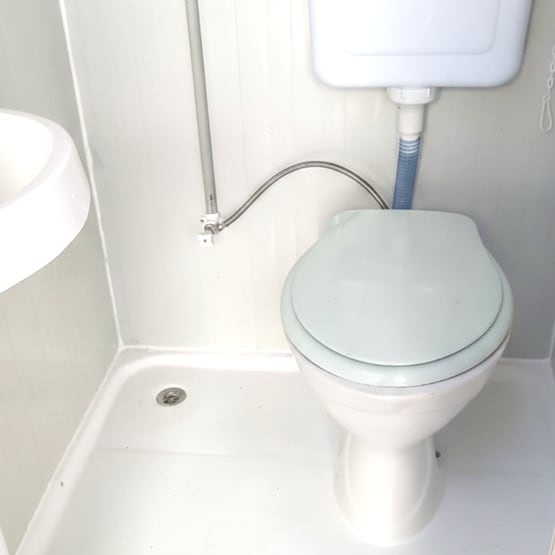 UNI-1030 üçlü panel tuvalet klozetli kabin iç mekânı
