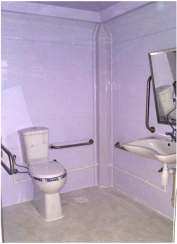 UNI-4000 GRP engelli tuvalet iç mekân: klozet, lavabo ve krom tutamaklar