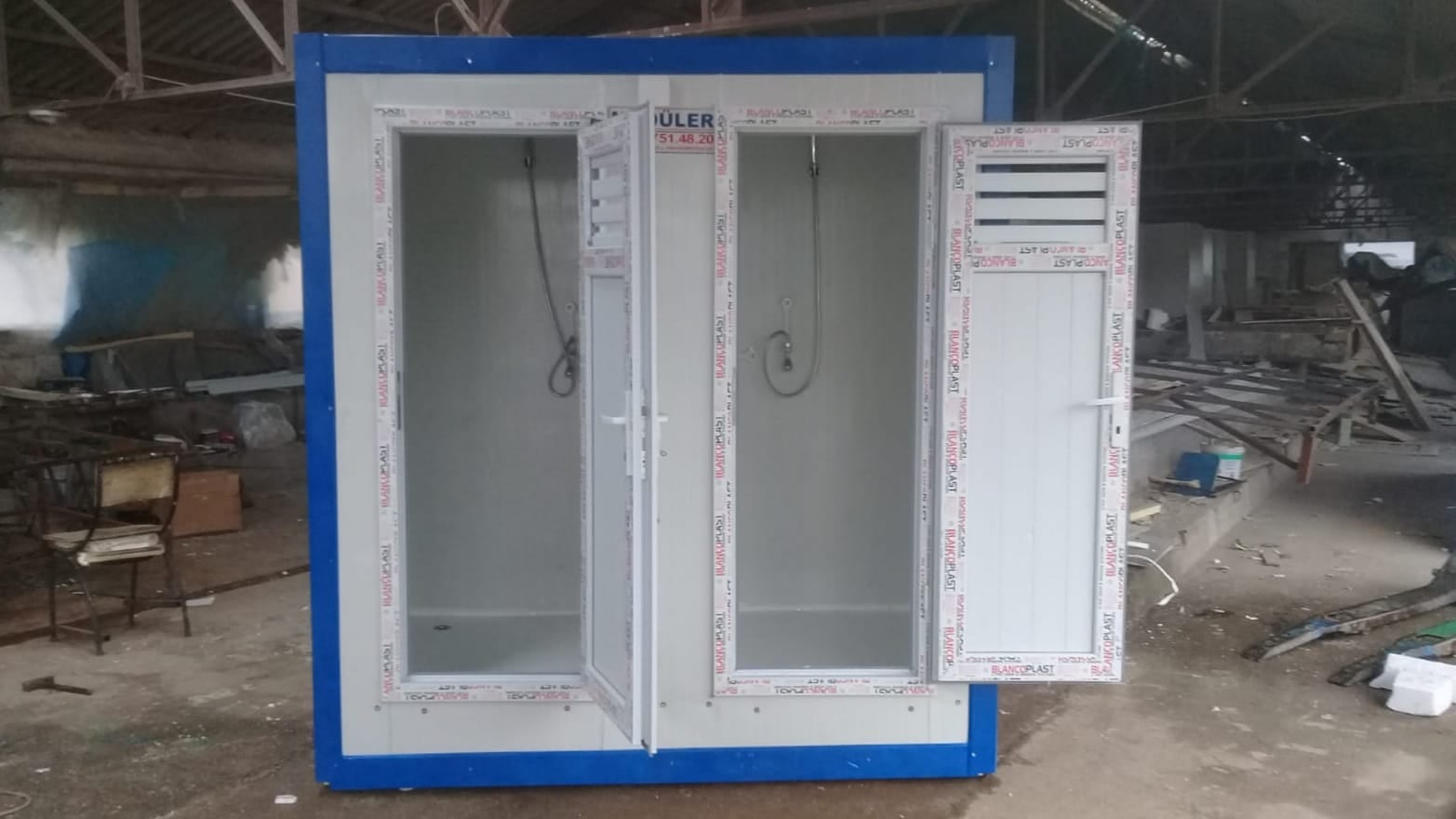 UNP-107 panel duş kabinleri sahada, kapılar açık